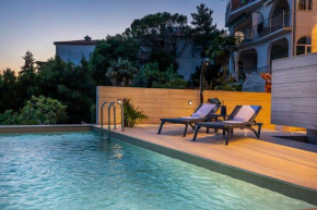 Atemberaubendes Apartment direkt am Meer mit Pool, Meerblick, Aussendusche, Liegen
